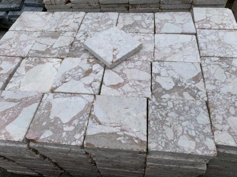 # Terrassenplatten Marmor 20x20x3cm Beige Rose Sägerauh Kanten Getrommelt Elegante Marmor-Terrassenplatten in warmem Beige Rose mit sägerauher Oberfläche und getrommelten Kanten. Das kompakte 20x20cm Format ermöglicht vielseitige Verlegemuster und präzise Anpassung an jede Flächenform. Die natürliche Steinstruktur bietet rutschhemmende Eigenschaften, während die abgerundeten Kanten für harmonische Optik mit mediterranem Charakter sorgen. **Highlights:** * Material: Naturstein Marmor in Beige Rose * Format: 20 x 20 x 3 cm * Oberfläche: Sägerauh (natürlich strukturiert) * Kanten: Getrommelt (sanft abgerundet) * Einsatz: Terrassen, Balkone, Gartenwege, Poolumrandungen * Eigenschaften: Frostbeständig, rutschhemmend, langlebig Perfekt für private Außenbereiche, die zeitlose Eleganz mit natürlicher Materialität verbinden. Ca. 25 Platten pro m².